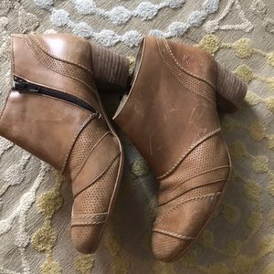 Fly London sz 38 bootie